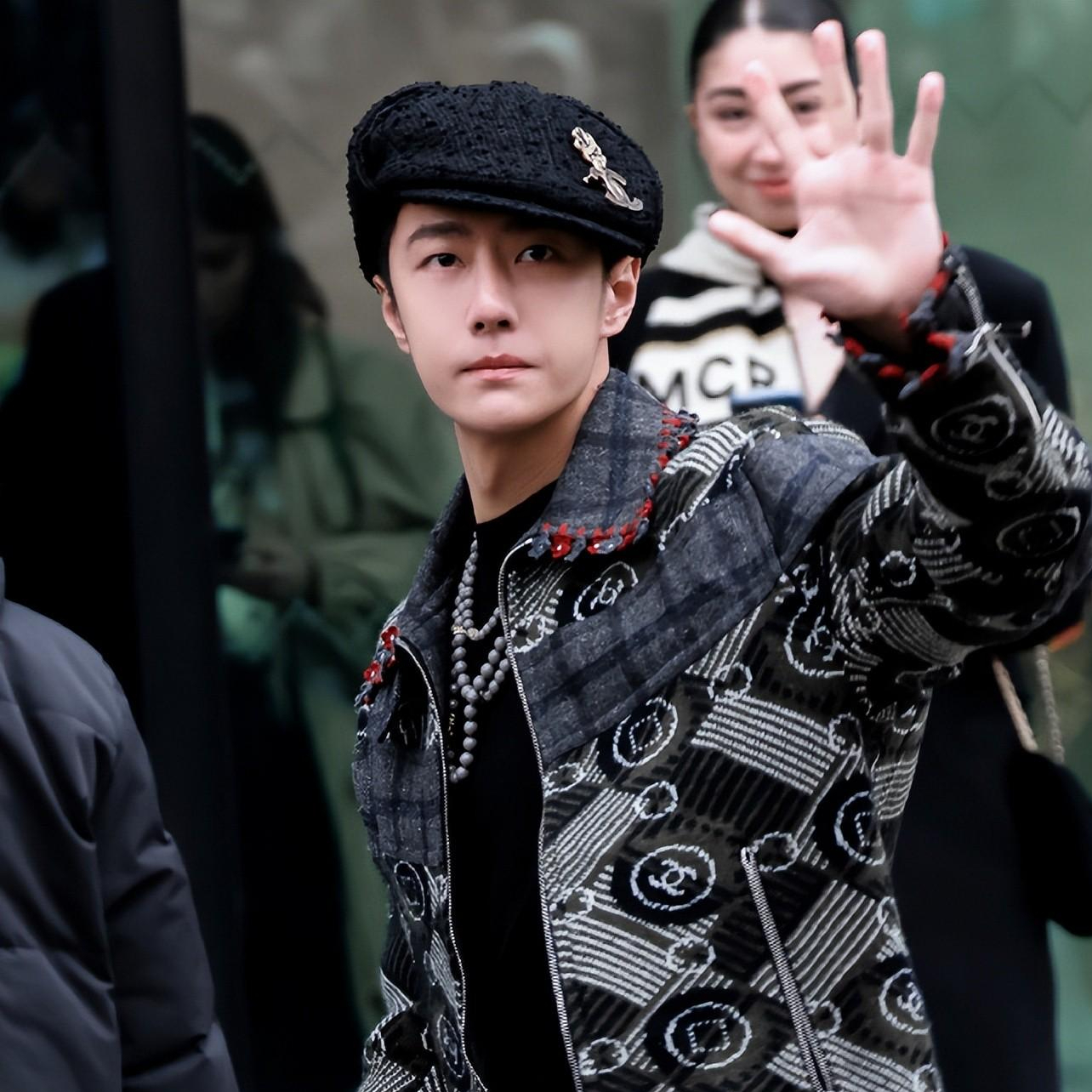 王一博走起路来这么一身装扮搭配,双手插兜,这优哉游哉的样子,还真是