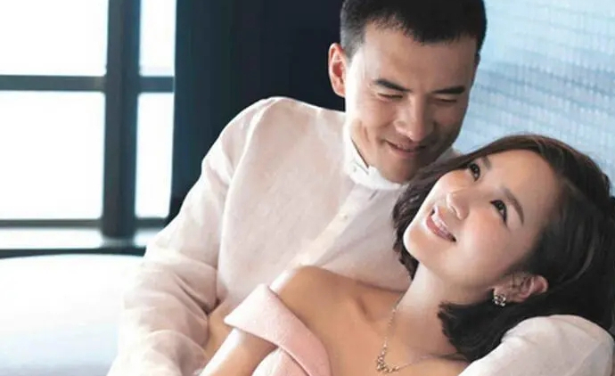 回顾释小龙何洁分手多年后一个身家过亿一个捉襟见肘