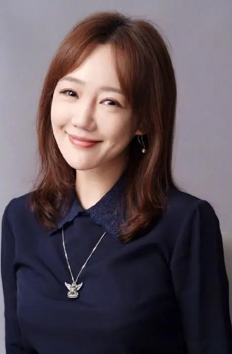 与胡歌分手后,薛佳凝一直保持着单身,虽然中间也有过几段绯闻,但都