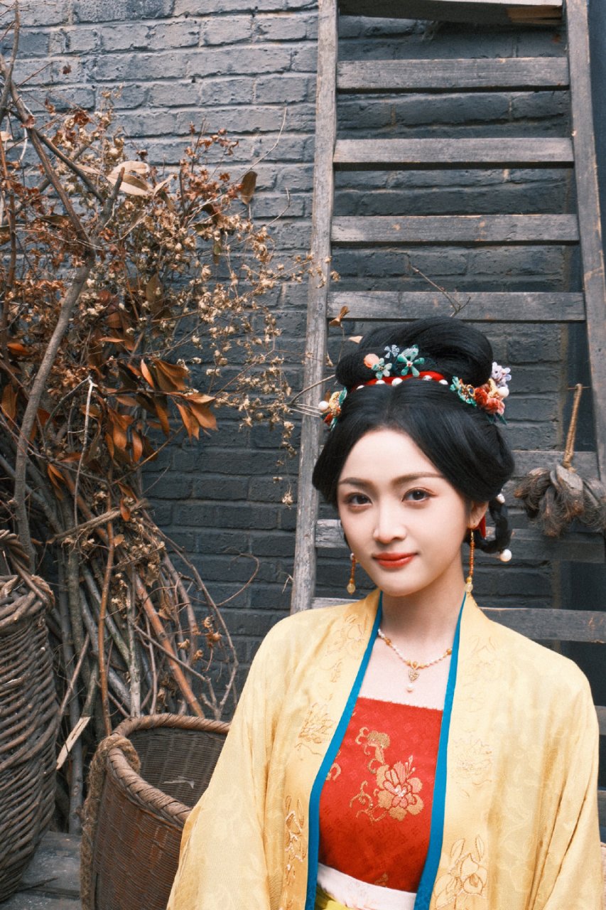 吴宣仪,三八节晒古装照,她穿着一袭华丽的古装,宛如从古代画卷中走出