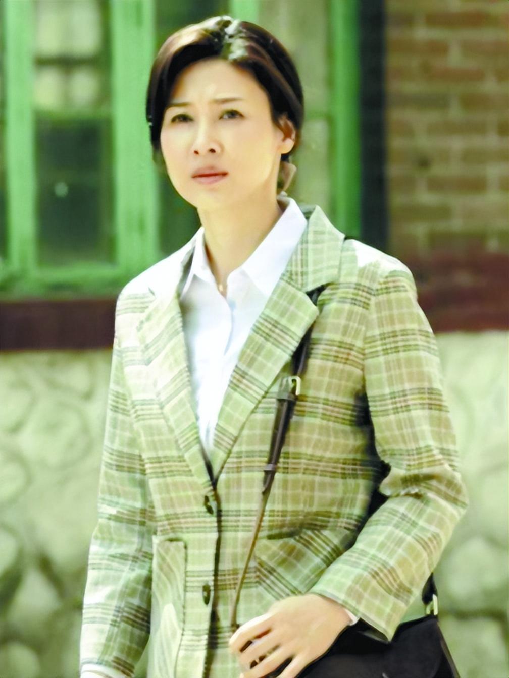 回顾亮剑女神童蕾情断周一围富商丈夫入狱3年她幸福吗