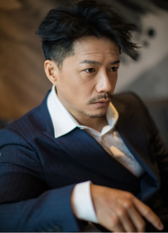 回顾好演员段奕宏38岁娶日籍小师妹成名后哪敢抛弃患难之妻