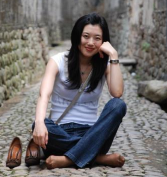 回顾主持人李红14岁辍学18岁逃婚如今44岁风光背后有泪水