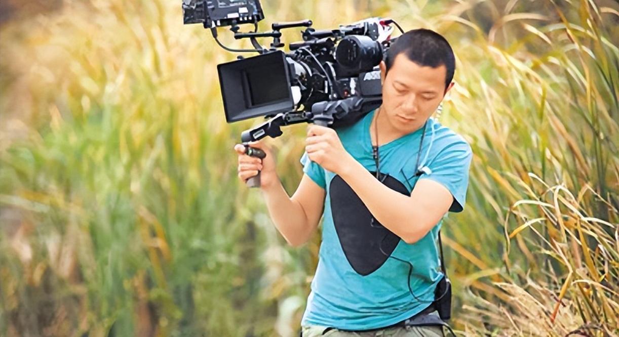 "这个给你,红花油可以活血".梅婷一个人站在角落里,揉着自己的胳膊.