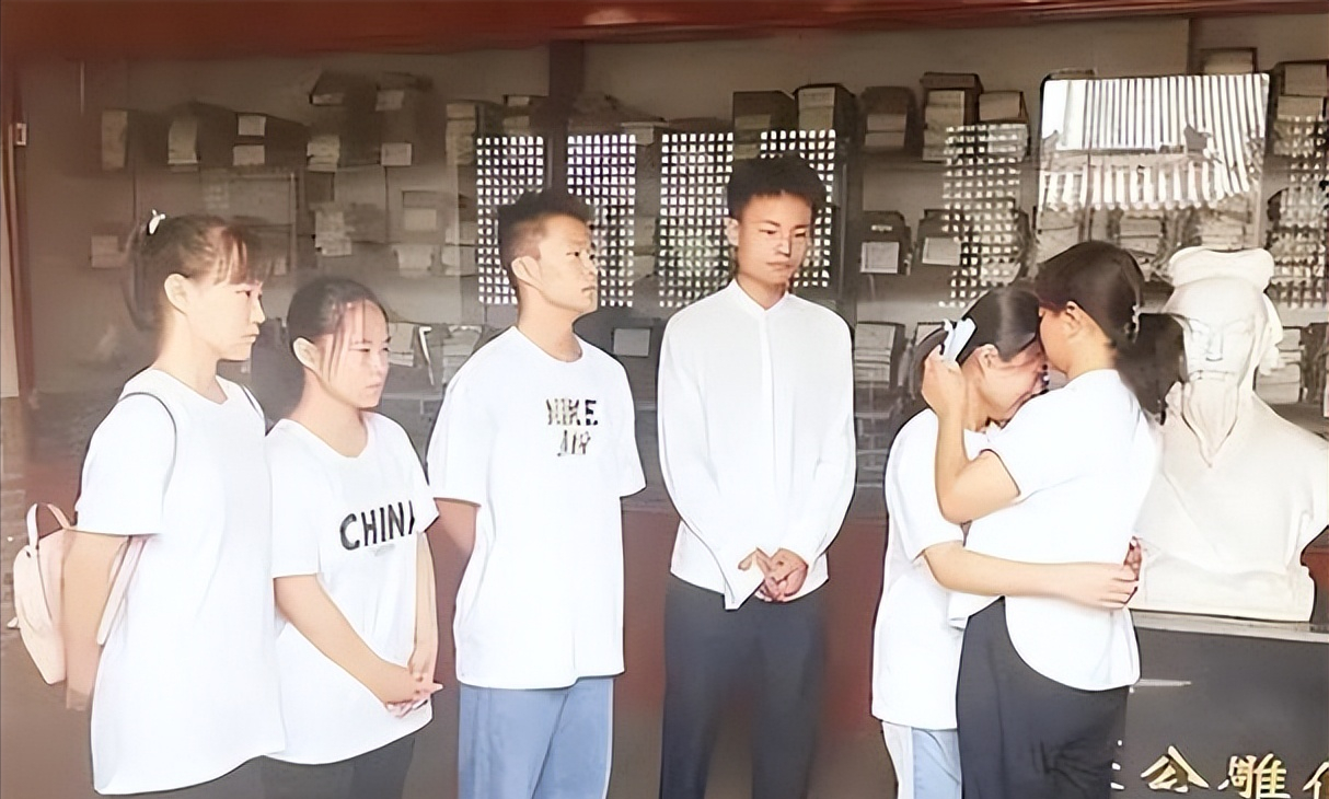 回顾中国首例5胞胎父亲已劳累去世母亲直言后悔如今孩子如何