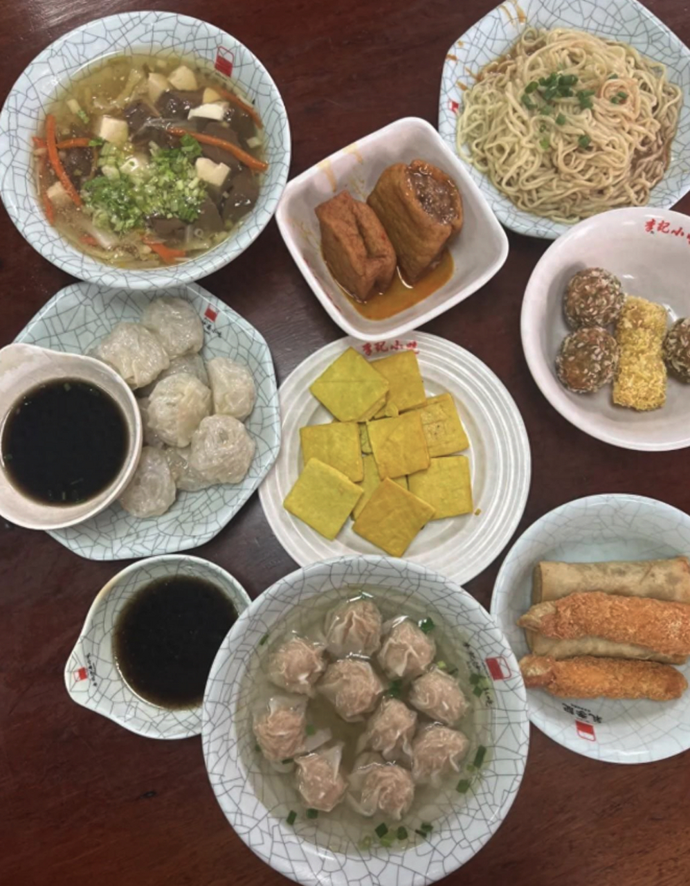 李记沙县小吃的皮薄馅大,阿狗烧麦的香糯可口……每一口都是味觉与