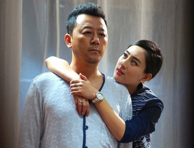 回顾演员郭涛娶小17岁重庆美女李燃婚后生一儿一女幸福美满