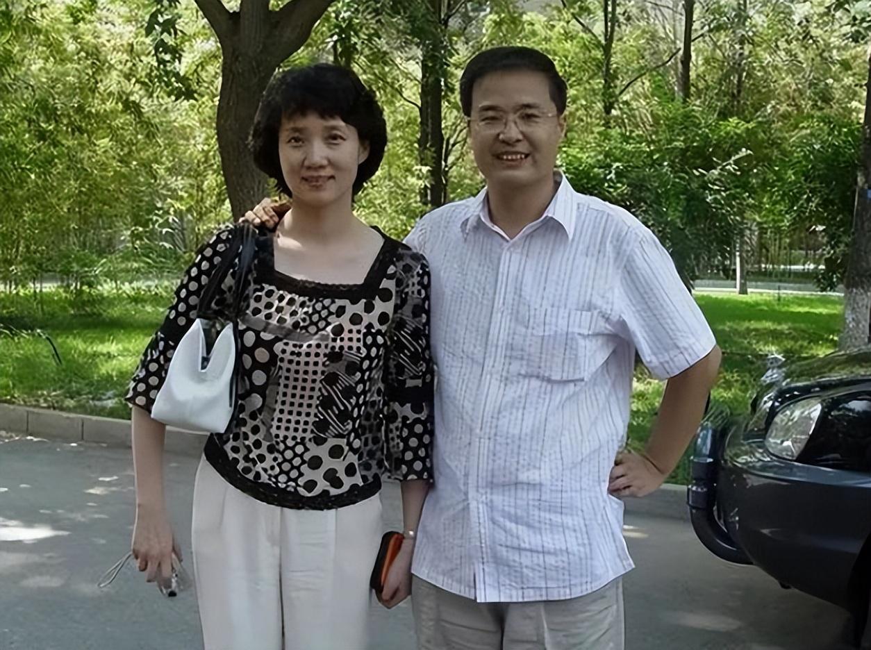 回顾主持人李修平:有过一次婚姻,42岁再婚也幸福,59岁没孩子