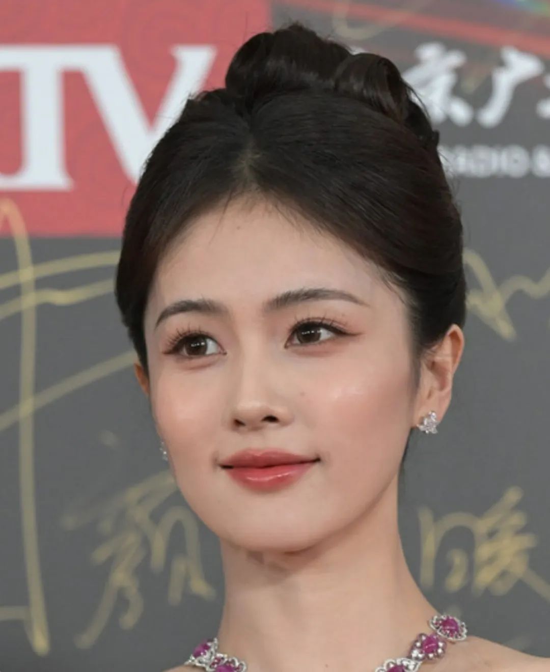 标题明星聚焦微博之夜秦岚毫不掩饰岁月痕迹