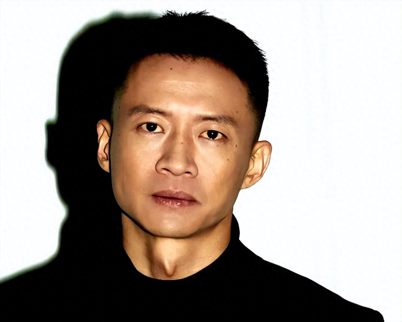 而唐曾,这名曾让众多观众以为他即将崭露头角的演员,在演艺路上却时常