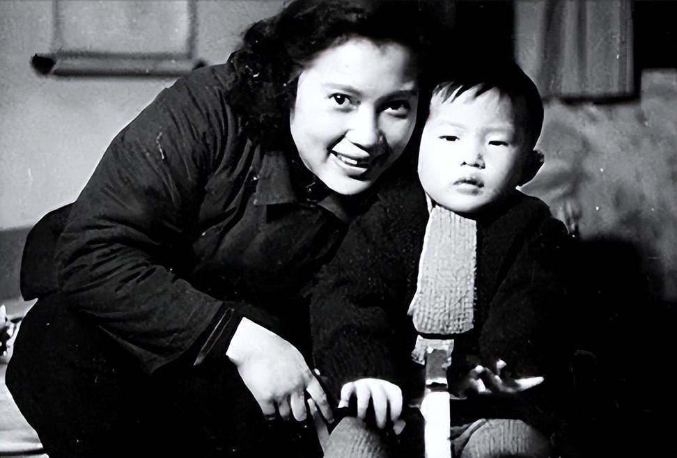 回顾演员秦怡一代人的女神命运曲折离奇100岁终能安享晚年