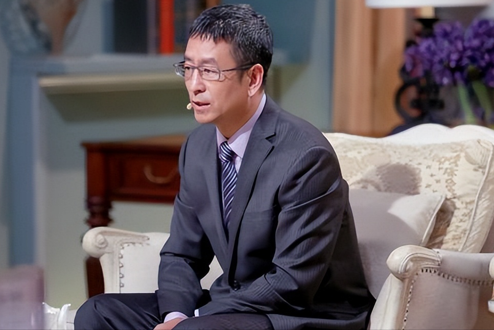 回顾白岩松:被病痛折磨暴瘦50斤,睡3—4个小时,数次想自杀