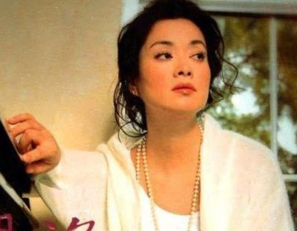 回顾歌手毛阿敏39岁才结婚丈夫离世后留下一双未成年儿女