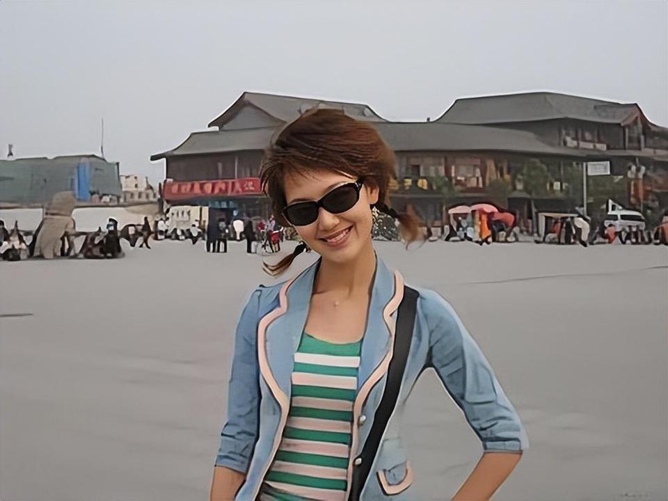 回顾主持人王冠两次从央视消失与曹可凡传绯闻今未婚也幸福
