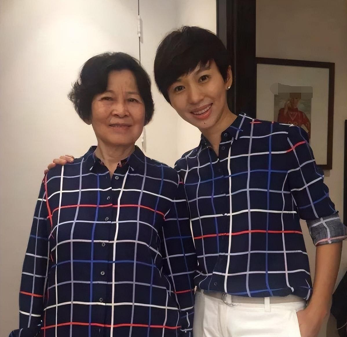 回顾欧阳夏丹为母亲退新闻联播事业可以再来母亲只有一个