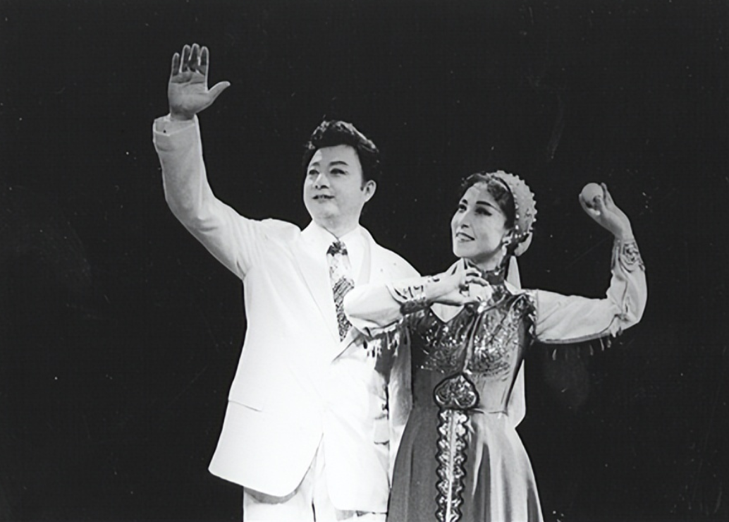 回顾歌唱家胡松华初恋妻子病逝后两个女儿引领他在悲痛中坚强