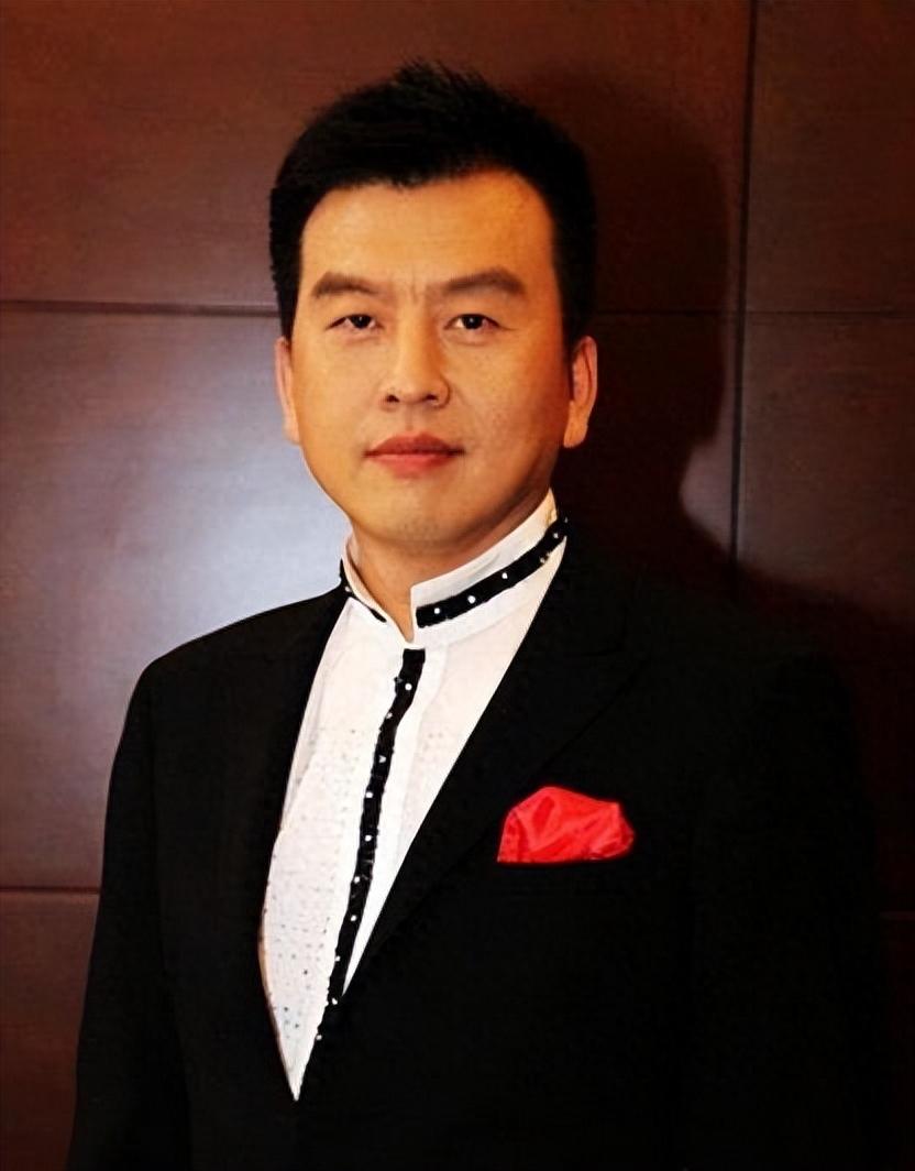 回顾央视主持人张泽群55岁老来得子乐开花妻子身份是个谜