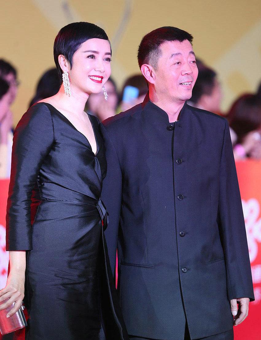 回顾蒋雯丽隐忍丈夫偷吃20年屡遭背叛不离婚因新剧备受争议