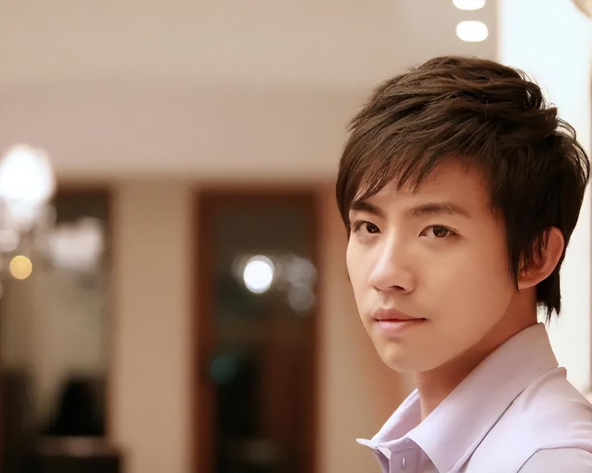 回顾19岁爆红23岁烧伤毁容遭女友抛弃过气10年后他终于逆袭了