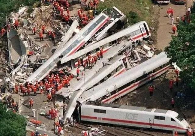 13年前温州动车事故中轰动全国的幸存者小伊伊现状如何