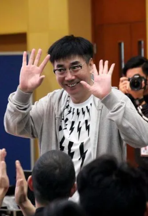 回顾范明闪婚娶大6岁离异女富豪视继子如己出继子成国家骄傲