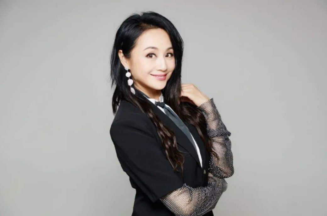 回顾曹颖嫁给王斑后被扔出去拍戏如今她生活幸福吗