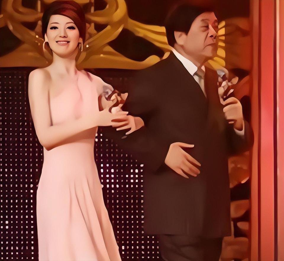 回顾主持人王冠两次从央视消失与曹可凡传绯闻今未婚也幸福