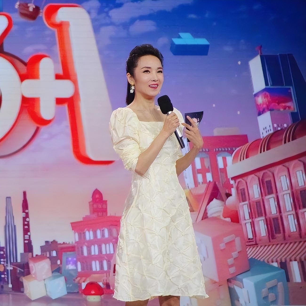 回顾管彤26岁进央视41岁结婚42岁冒险生子如今被丈夫宠成公主