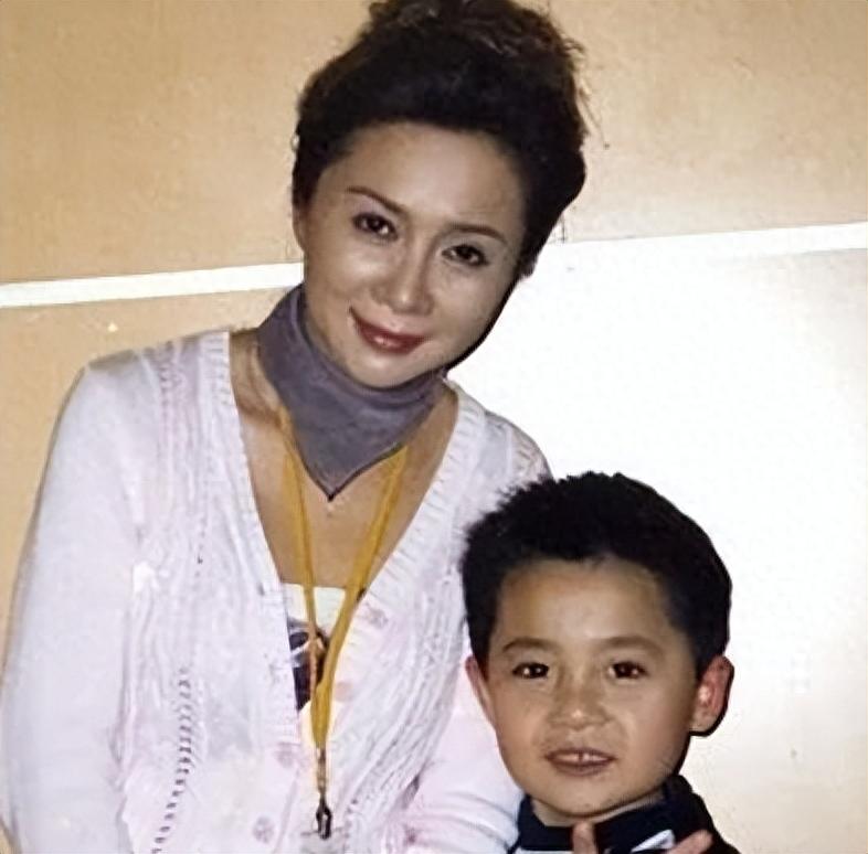 回顾著名演员蔡明从国民笑星到争议不断如今她怎样了