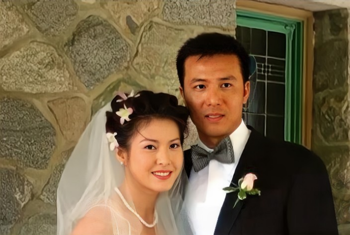 回顾演员李婉华嫁圈外老公婚后连三胎女儿比她还漂亮