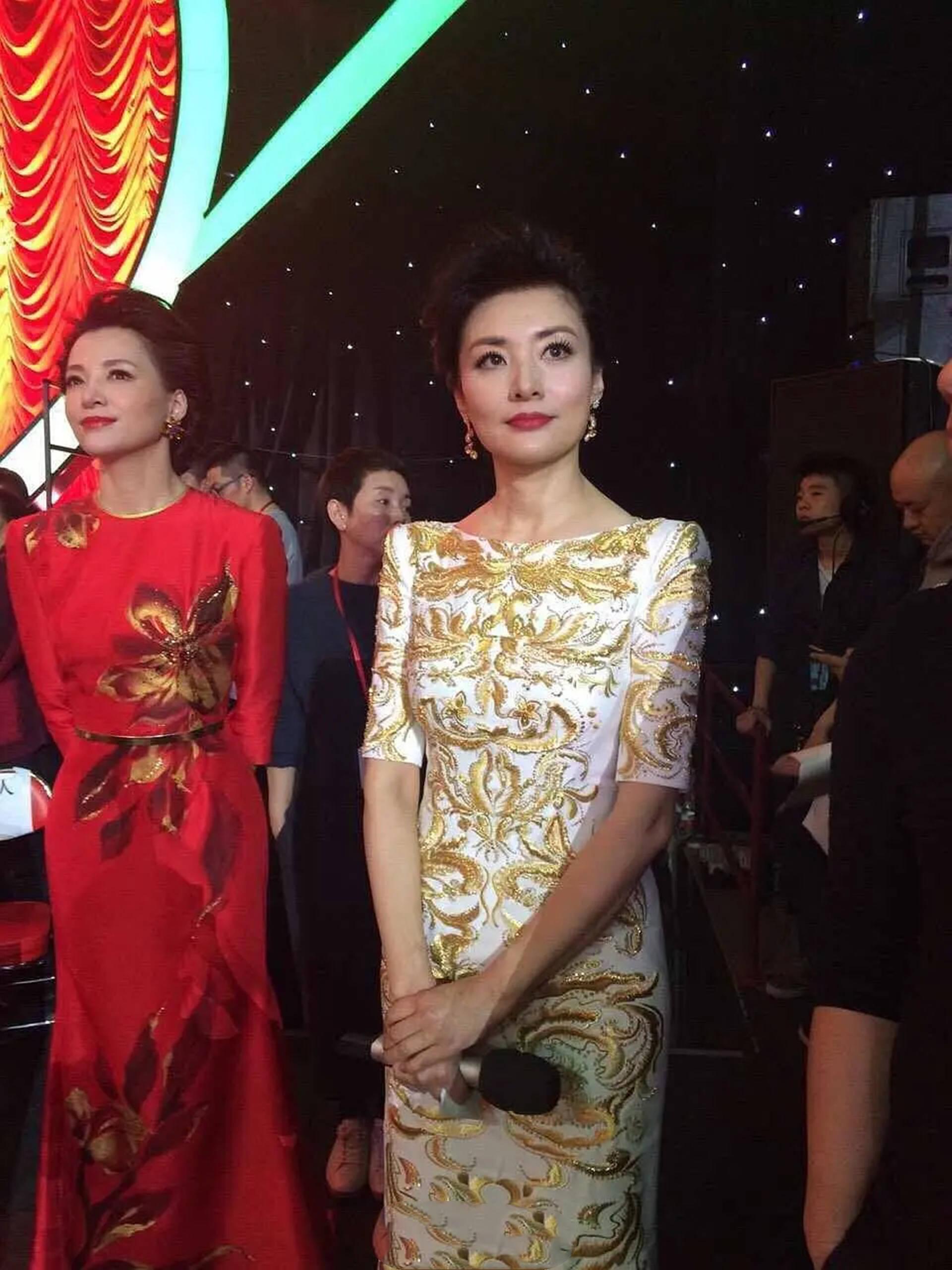 回顾央视主持人周涛离婚后再嫁百亿富豪如今她后悔了吗