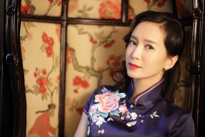 回顾演员胡小庭母亲瘫痪父亲截肢双亲离世后丈夫将她宠成宝