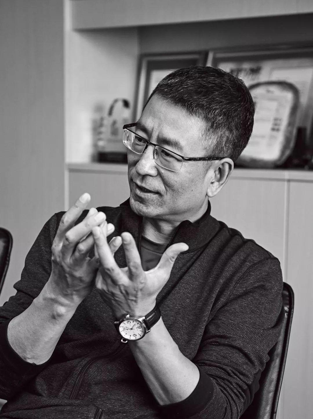 回顾白岩松:被病痛折磨暴瘦50斤,睡3—4个小时,数次想自杀