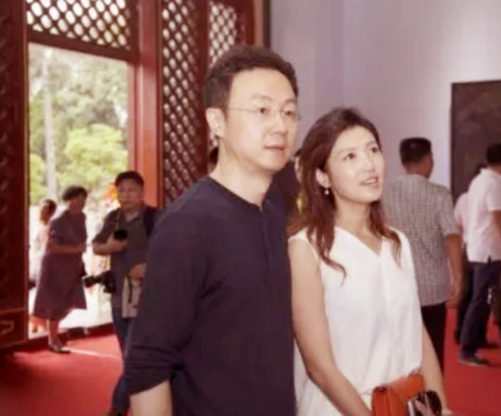 回顾春妮坚持丁克17年二婚嫁给刚强如今一家三口幸福甜蜜