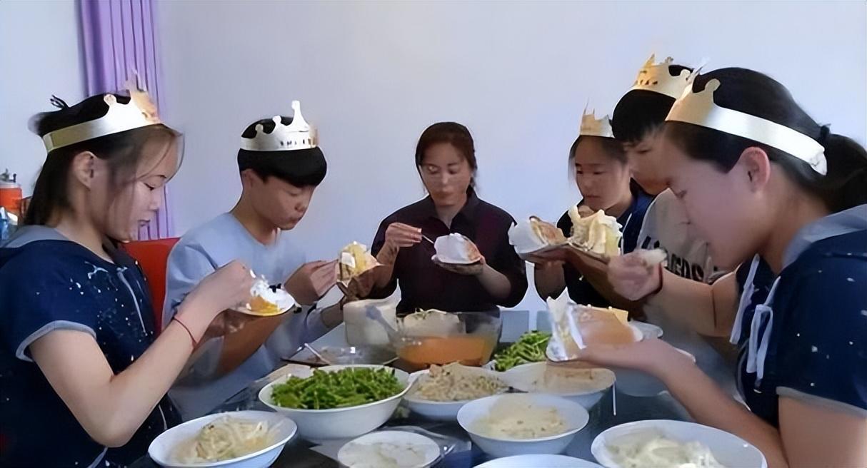 回顾中国首例5胞胎父亲已劳累去世母亲直言后悔如今孩子如何