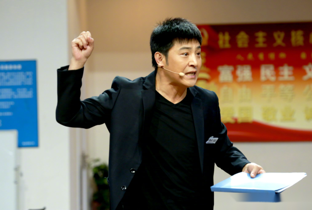 回顾孙涛娶同学李莉结婚27年被拿捏死17次上春晚全是她的功劳