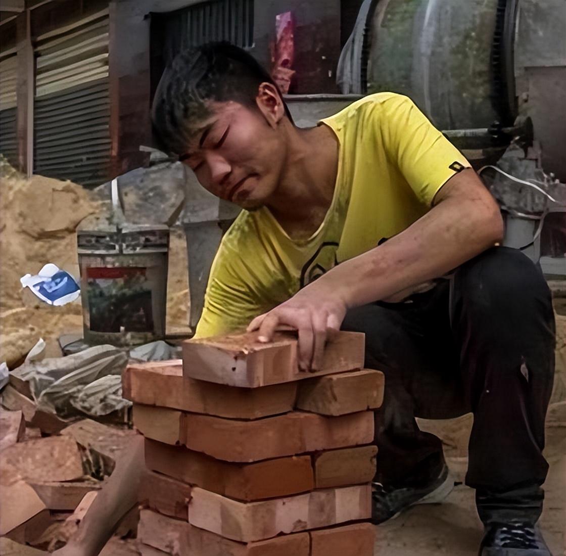 回顾曾在工地搬砖高考713分被嘲考上清华也没用的林万东咋样了