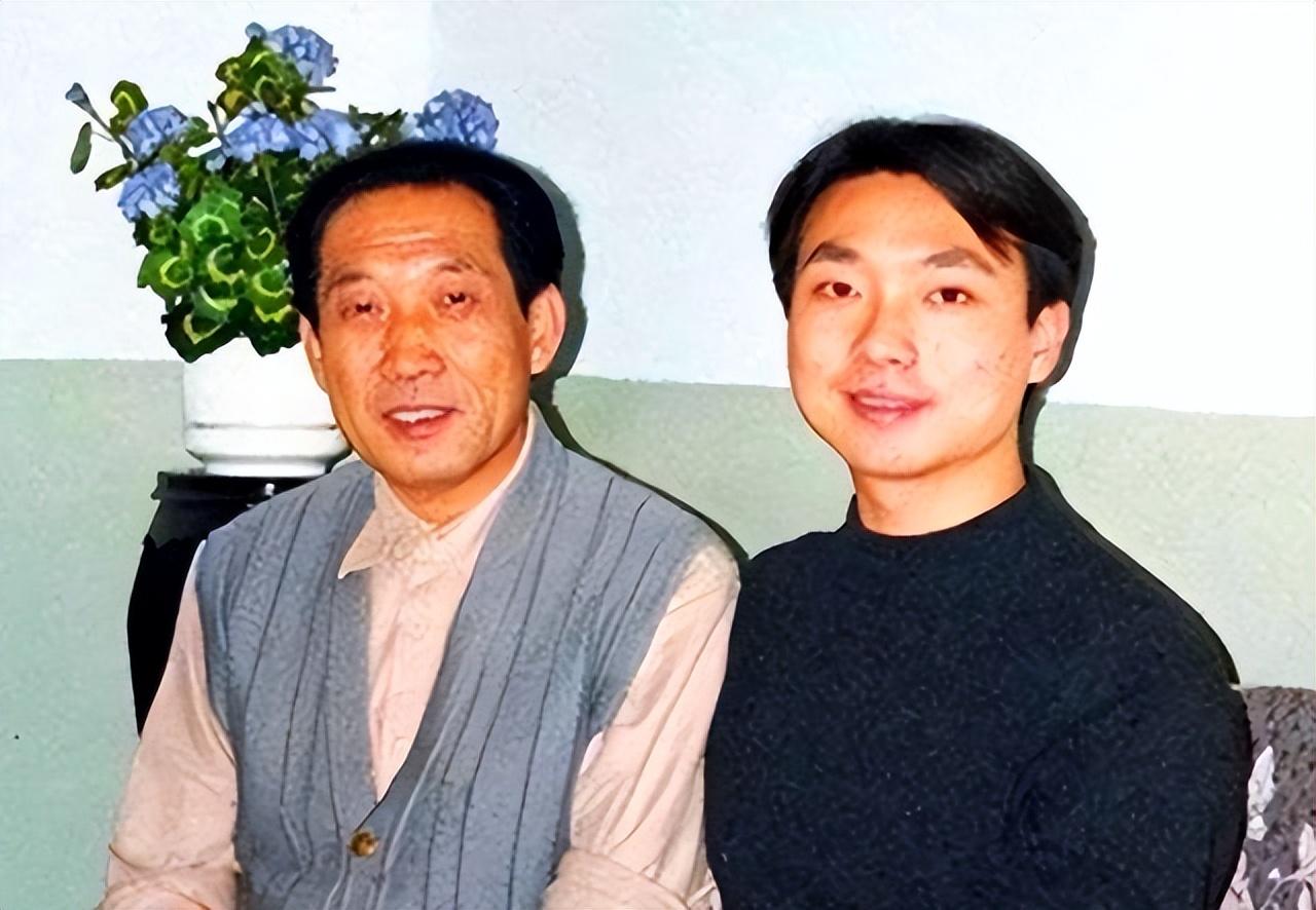 回顾康辉29岁娶初恋结婚25年无子对妻子恩爱有加