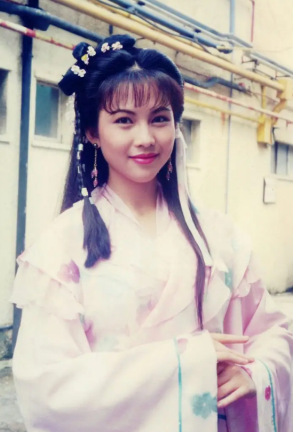 回顾蔡少芬嫁小丈夫张晋婚后连生三胎一家五口蜗居80㎡公寓