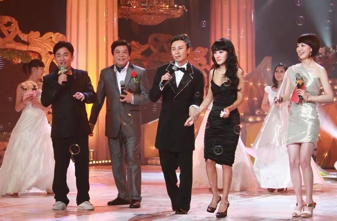 回顾主持人王冠两次从央视消失与曹可凡传绯闻今未婚也幸福