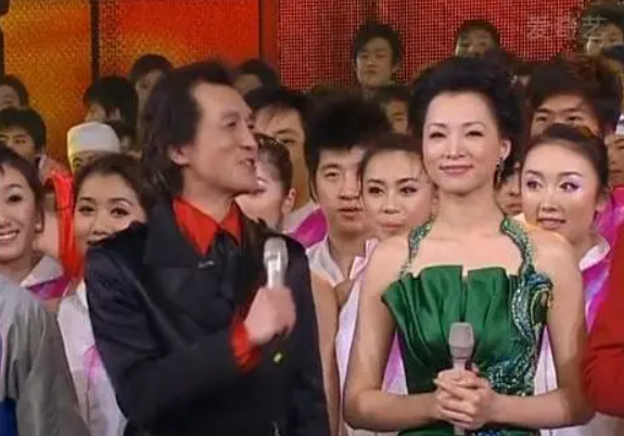 后来李咏知道后,有些愧疚,他说自己是父亲,应该参与女儿的每一次成长.