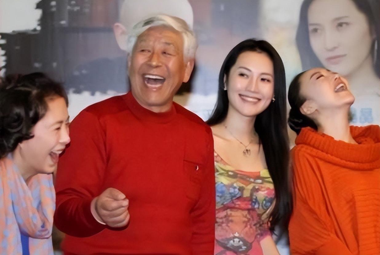 回顾老戏骨张洪杰照顾瘫痪妻子三个儿女都啃老77岁不敢休息