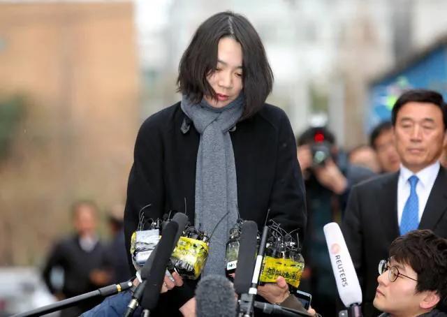 回顾逼停飞机,一杯水泼掉2000亿,这对"恶魔姐妹",凭啥这么嚣张?