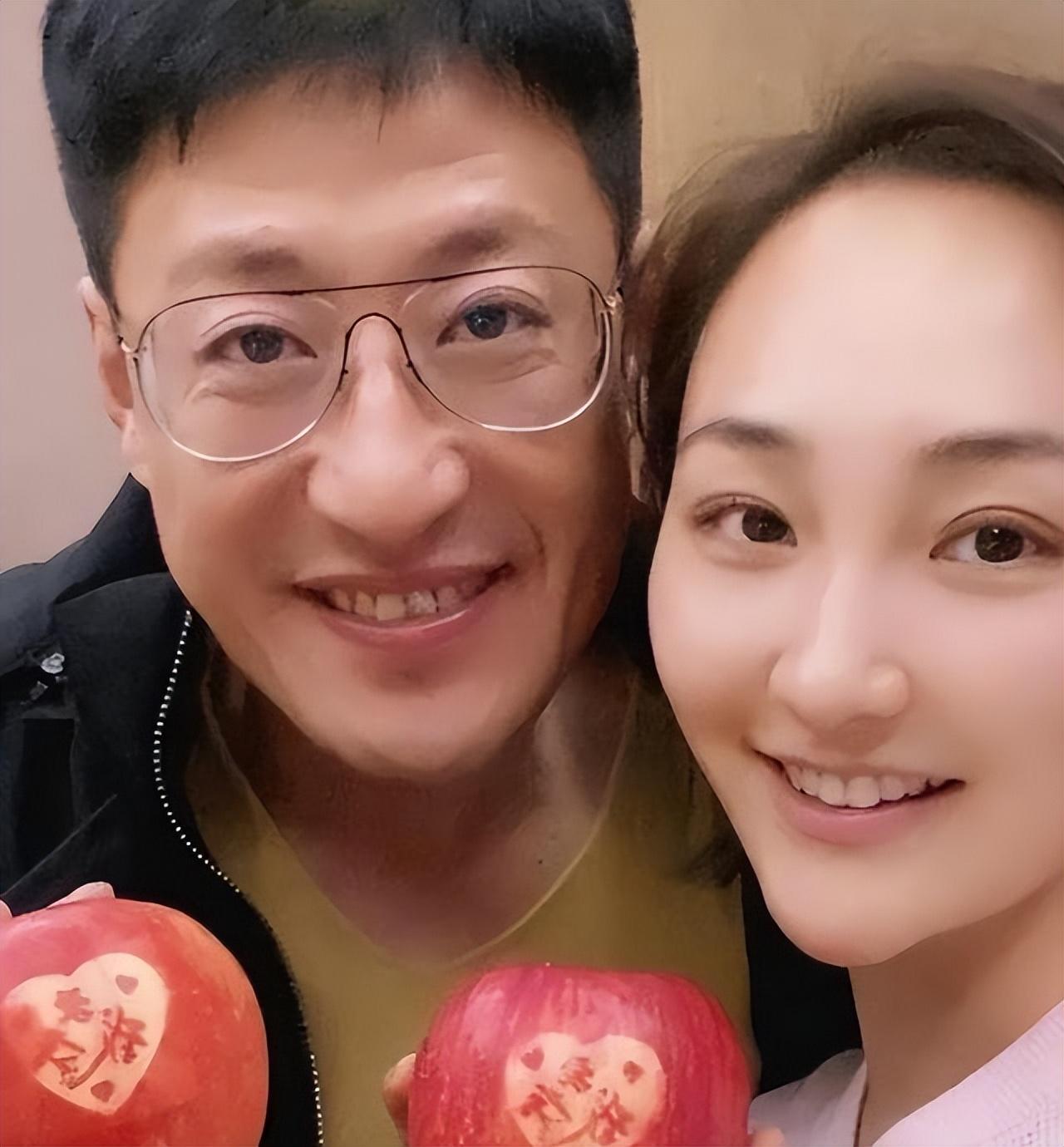 回顾于震二婚娶小13岁娇妻婚后生三胎如今一家五口其乐融融