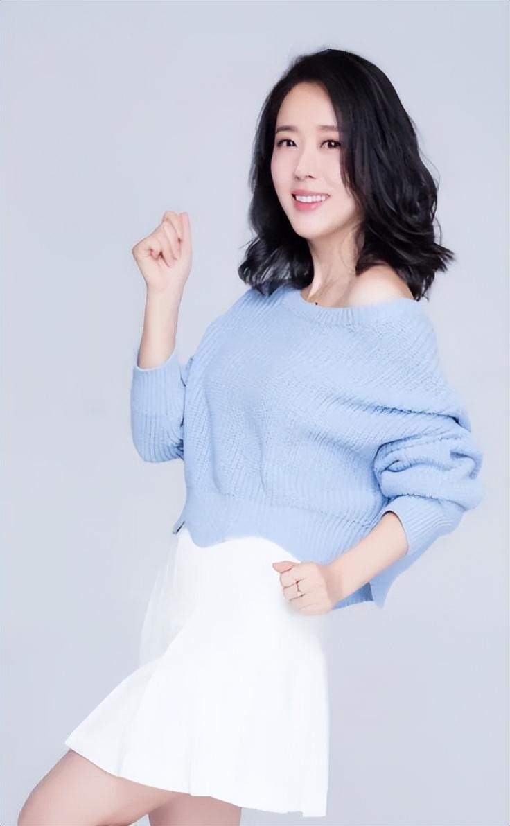 回顾演员颜丹晨44岁勇敢为小丈夫生儿子今一家三口幸福满满