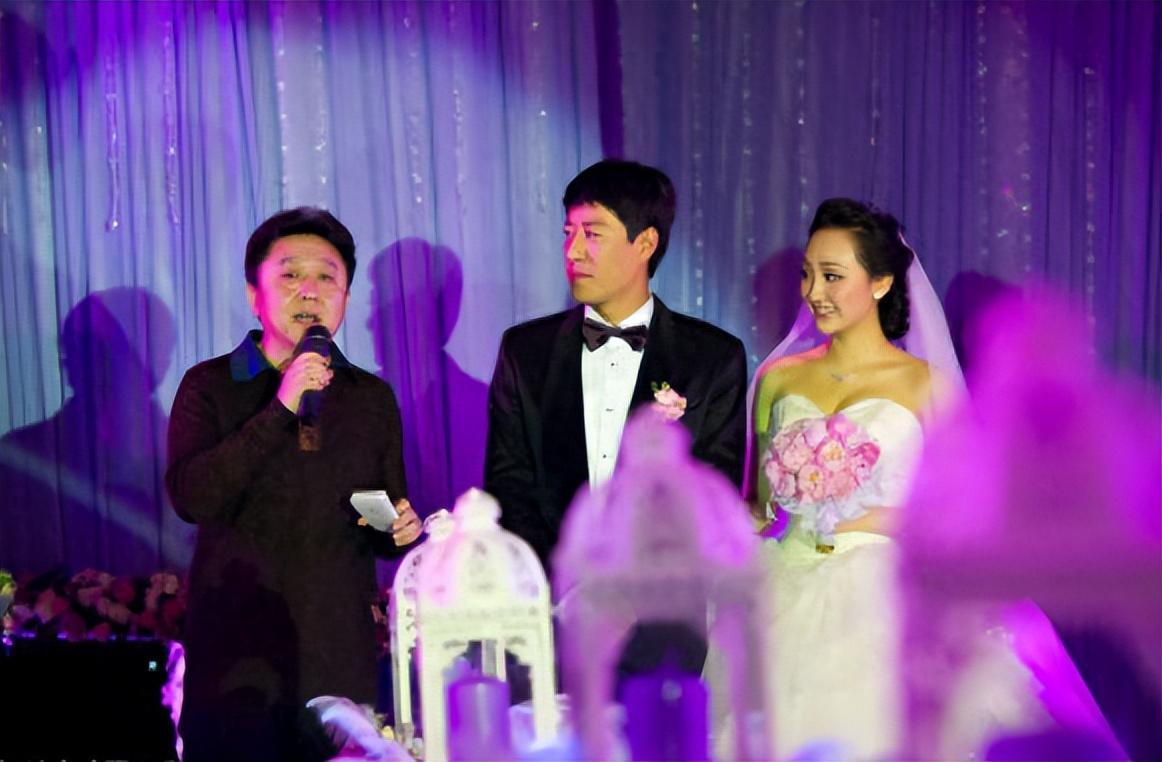 回顾于震二婚娶小13岁娇妻婚后生三胎如今一家五口其乐融融