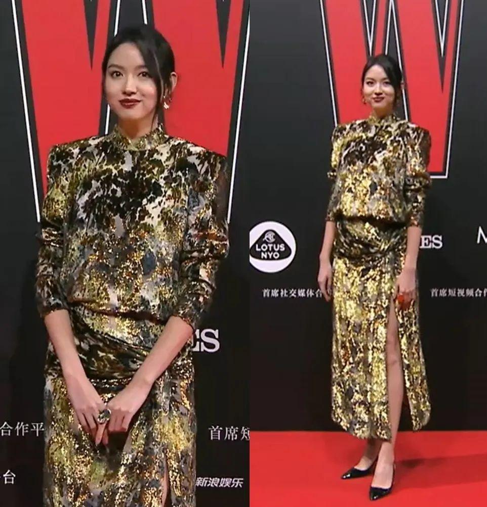 身高182cm的世界小姐张梓琳穿着一条金色刺绣长裙,给人端庄优雅的感觉