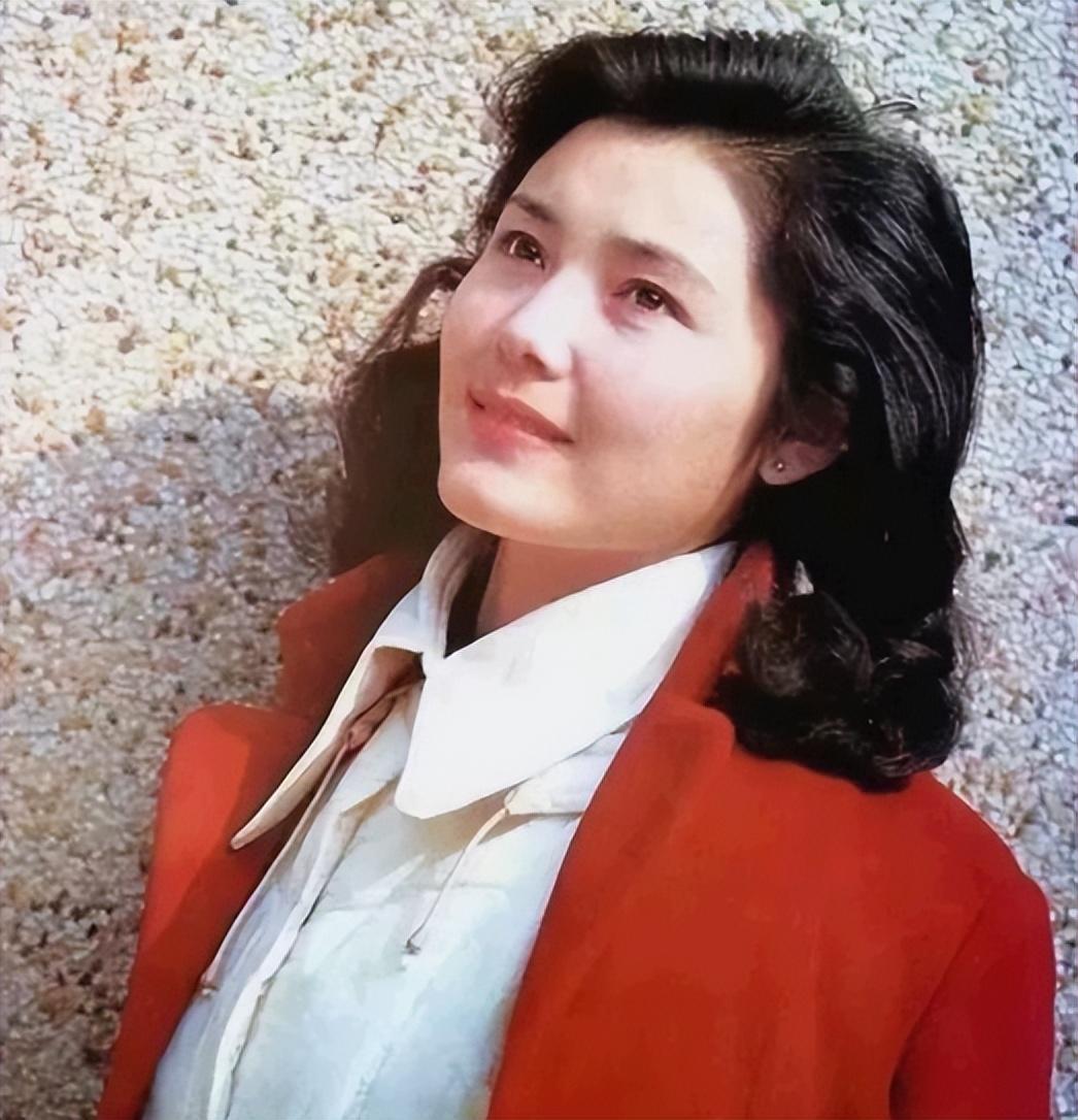 回顾演员姜黎黎嫁小3岁汪宝生低调恩爱45年女儿成夫妻骄傲