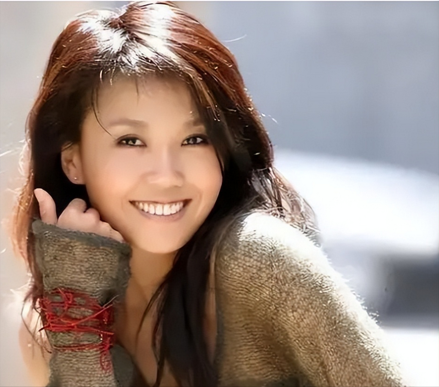 2016年,在综艺节目上,歌手王蓉突然拿水杯泼向主持人,谁知用力过猛