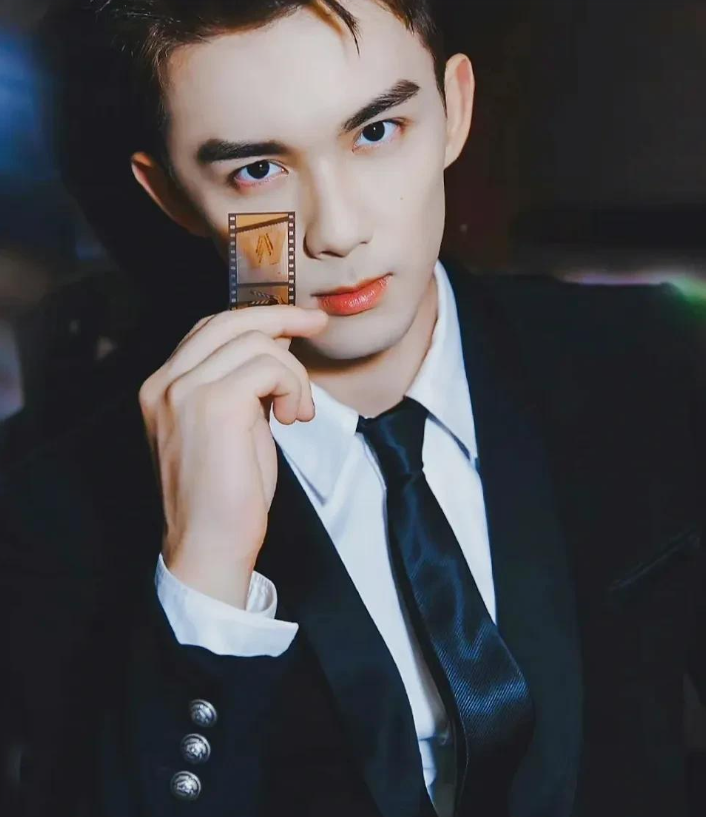 回顾吴磊海报被撤直播被叫停当红演员走到这一步究竟是谁的错